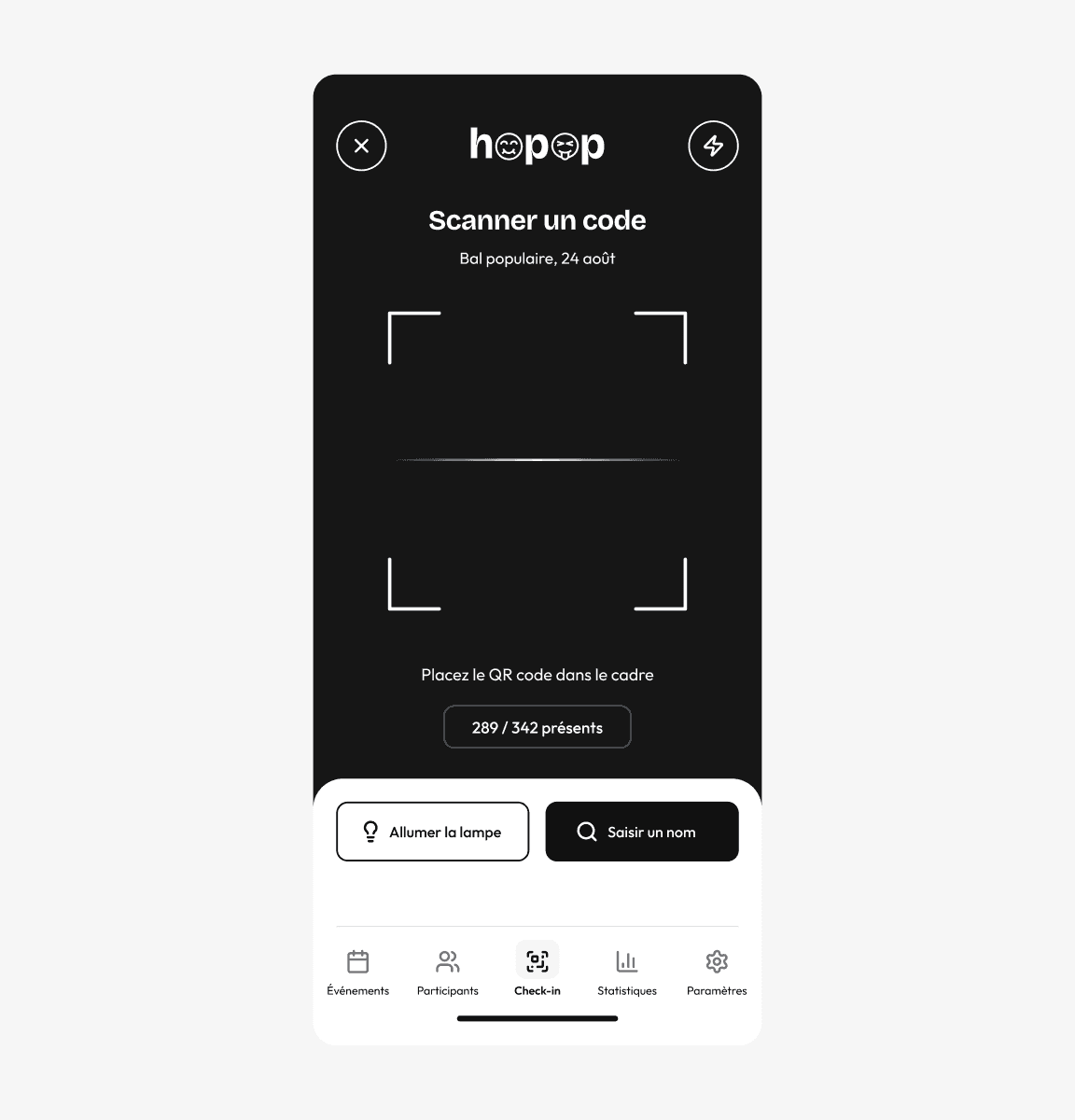 Écran de scan sur téléphone : le cadre de visée, le compteur de présents et les onglets de l’application